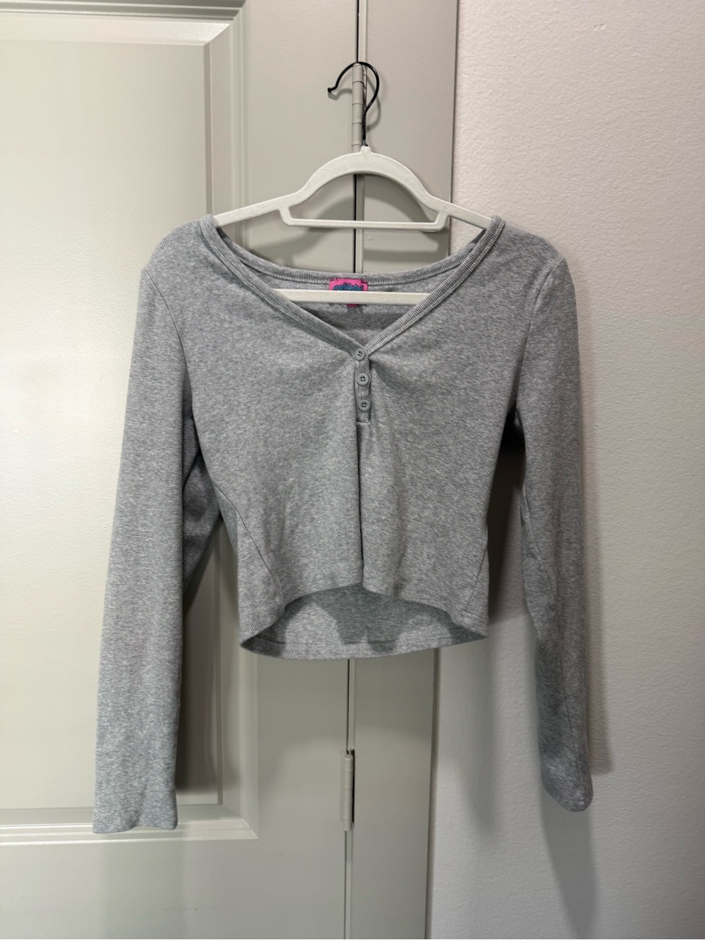Edikted Light Gray Cropped Long-Sleeve Henley Top